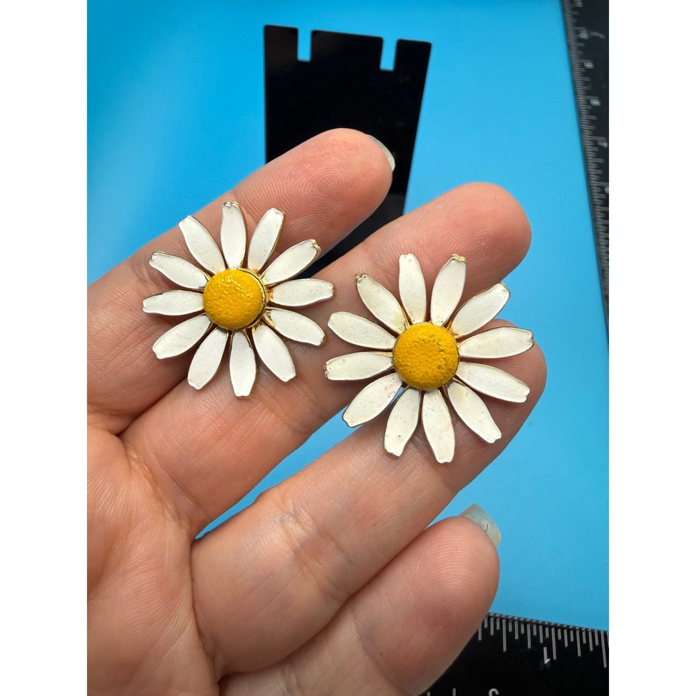 Vintage Accessocraft NYC White Enamel Daisy Flower Clip On Earrings Gold Tone